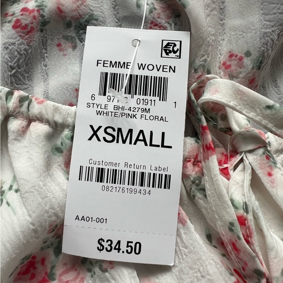 NWT And Now This Women’s Scooped Neck Smocked Floral top Size XS - Picture 3 of 6